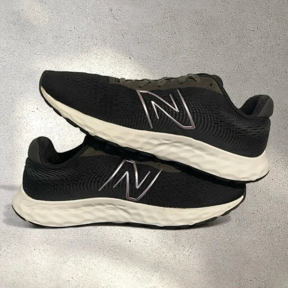 New Balance 520v8 W520LB8 Women’s 9.5 / Men’s 8 Black White Running Shoes - Picture 2 of 8